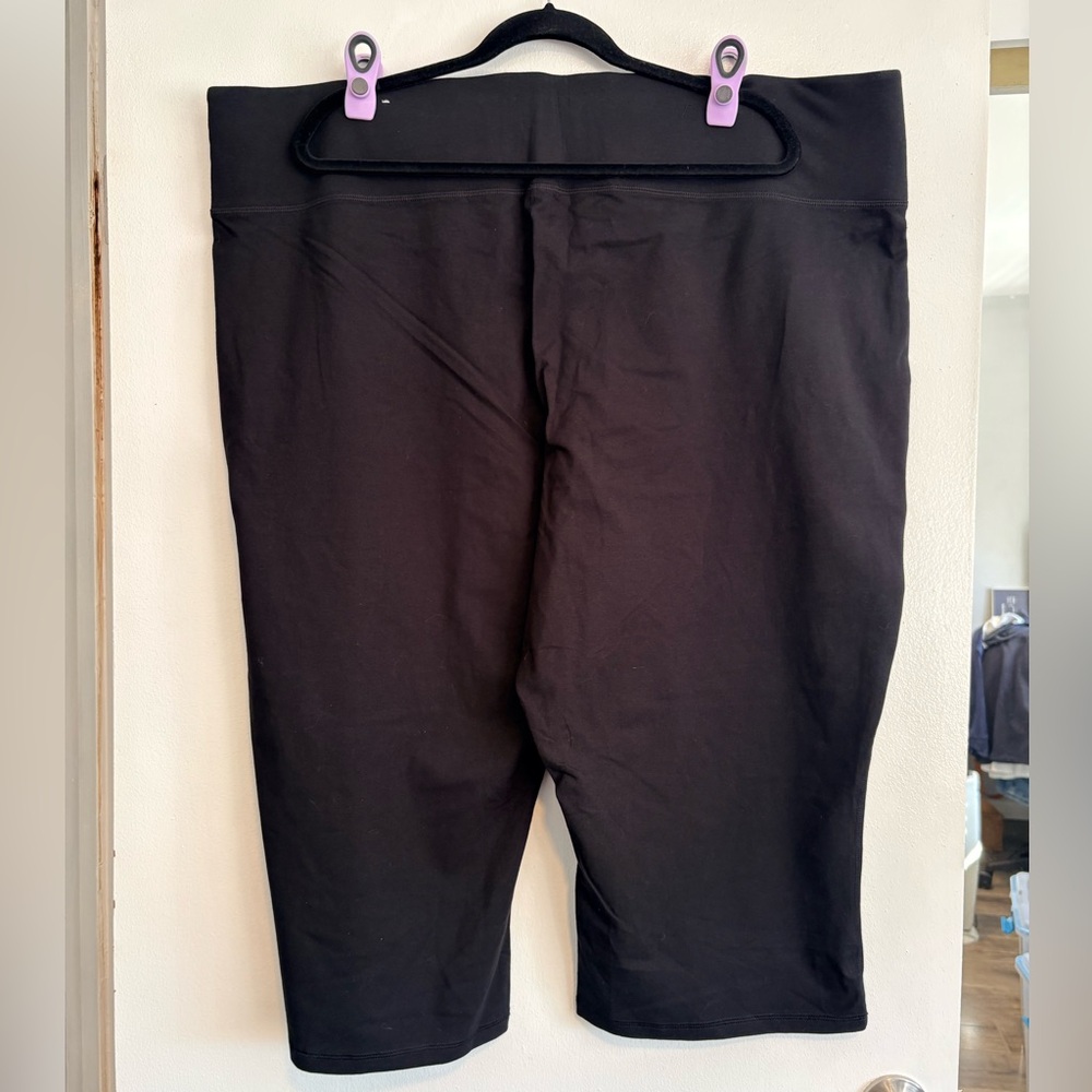 Lane Bryant Black LIVI Signature Stretch Yoga Capri - Picture 2 of 3